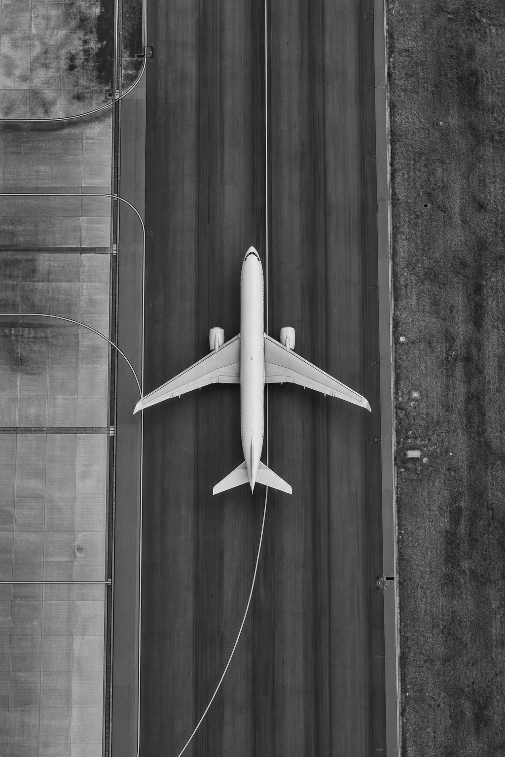 滑走路に近い航空機を上空から見た写真